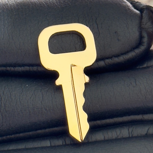#302 Authentic LV key - Picture 2 of 2